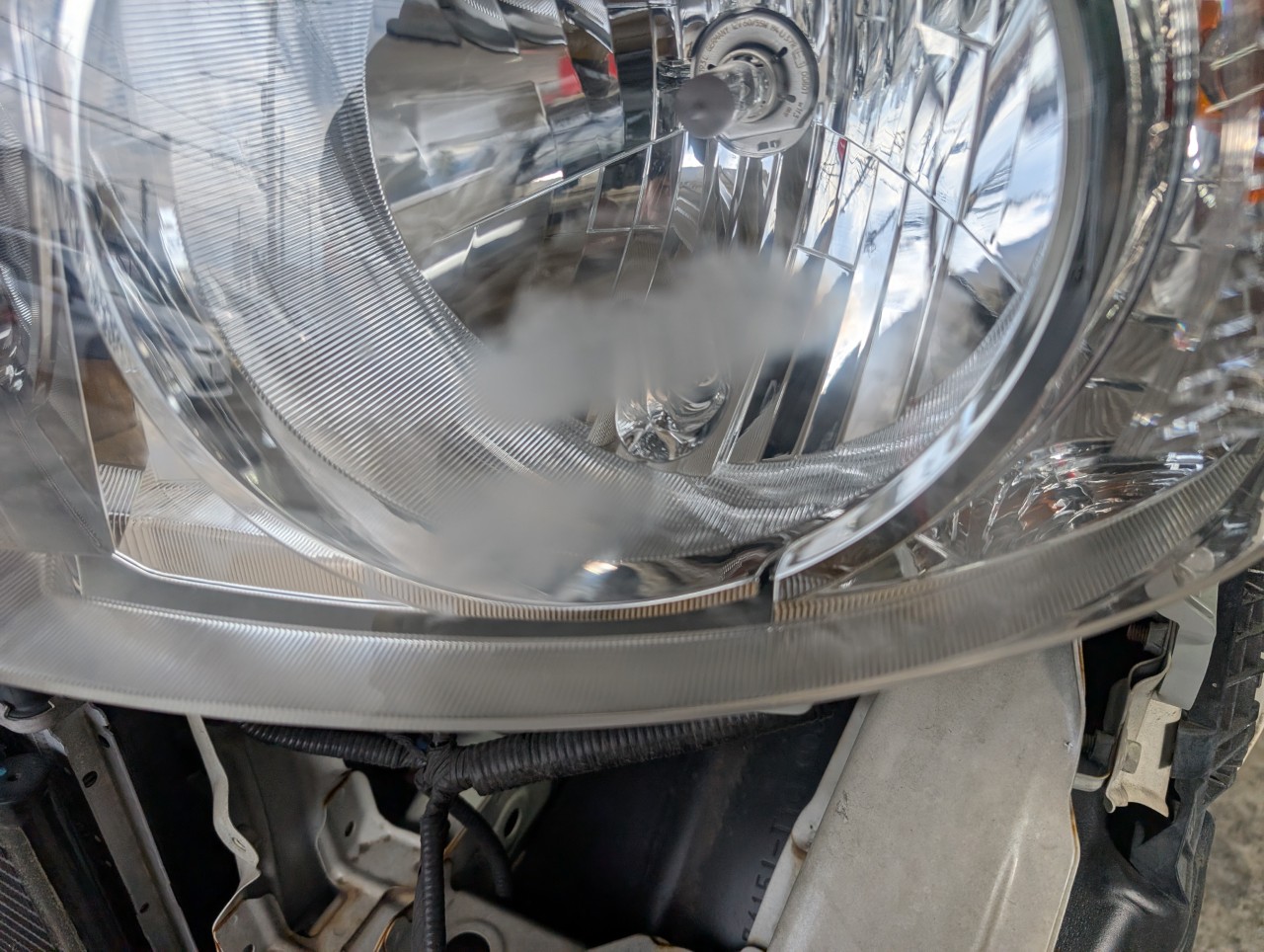 NBOXのヘッドライトをクリアー塗装