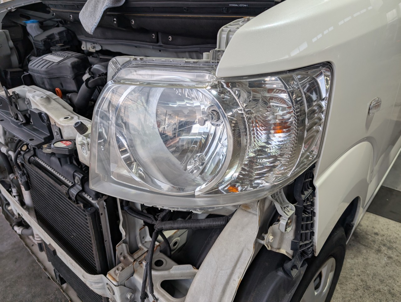 NBOXのヘッドライトをクリアー塗装