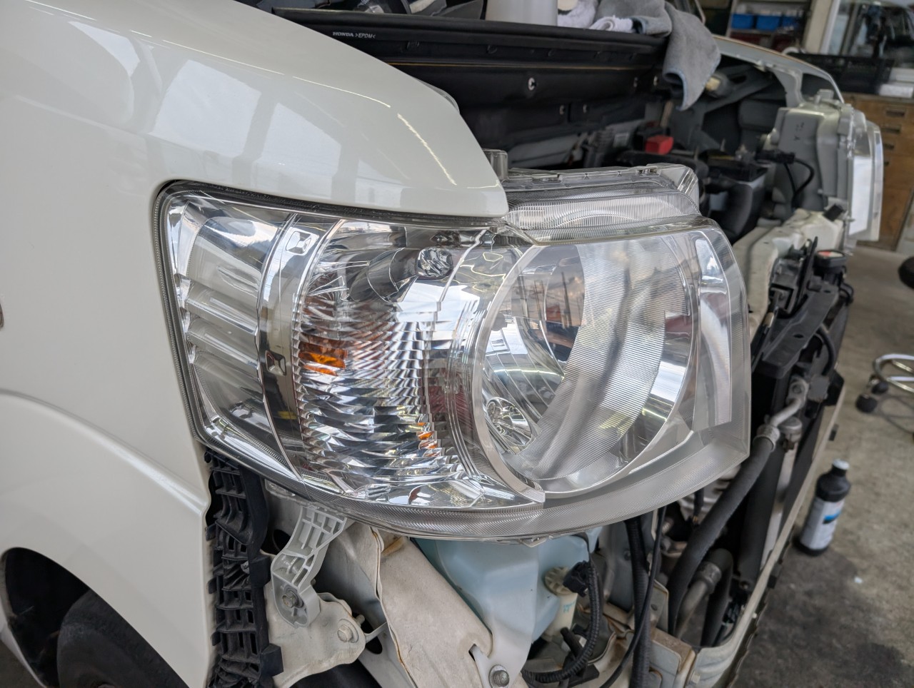 NBOXのヘッドライトをクリアー塗装