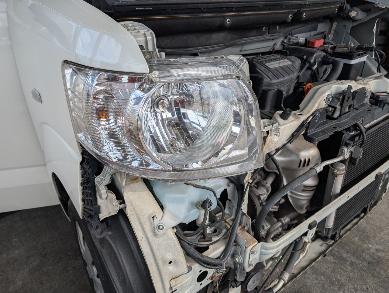 NBOXのヘッドライトをクリアー塗装