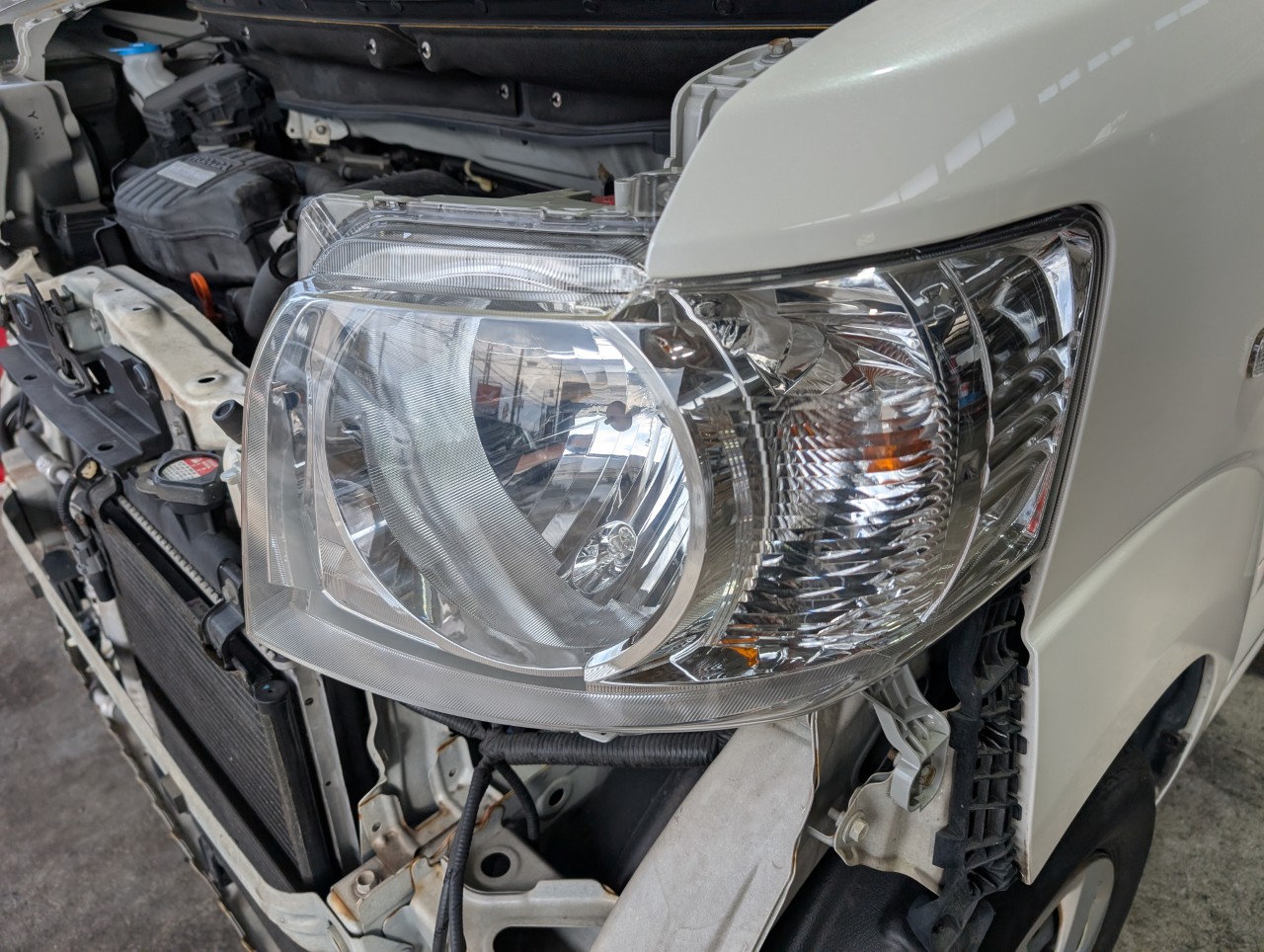 NBOXのヘッドライトをクリアー塗装