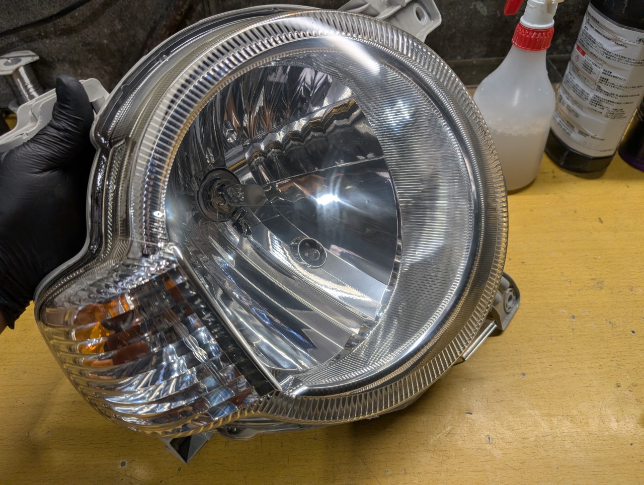 ミラココア ヘッドライドの黄ばみとりクリア塗装