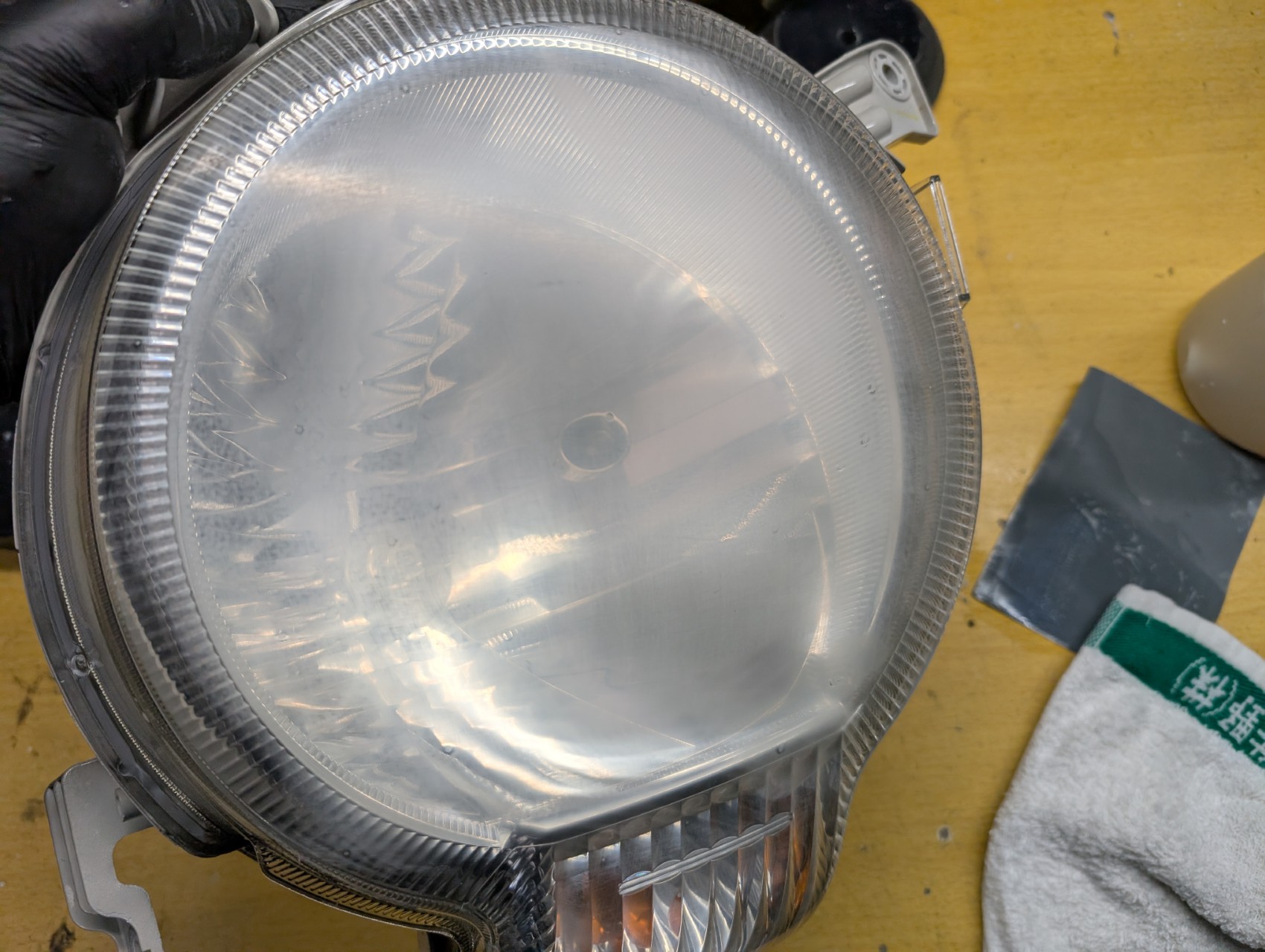 ミラココア ヘッドライドの黄ばみとりクリア塗装