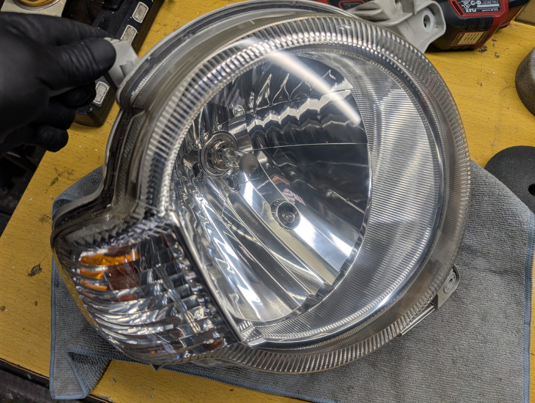 ミラココア ヘッドライドの黄ばみとりクリア塗装