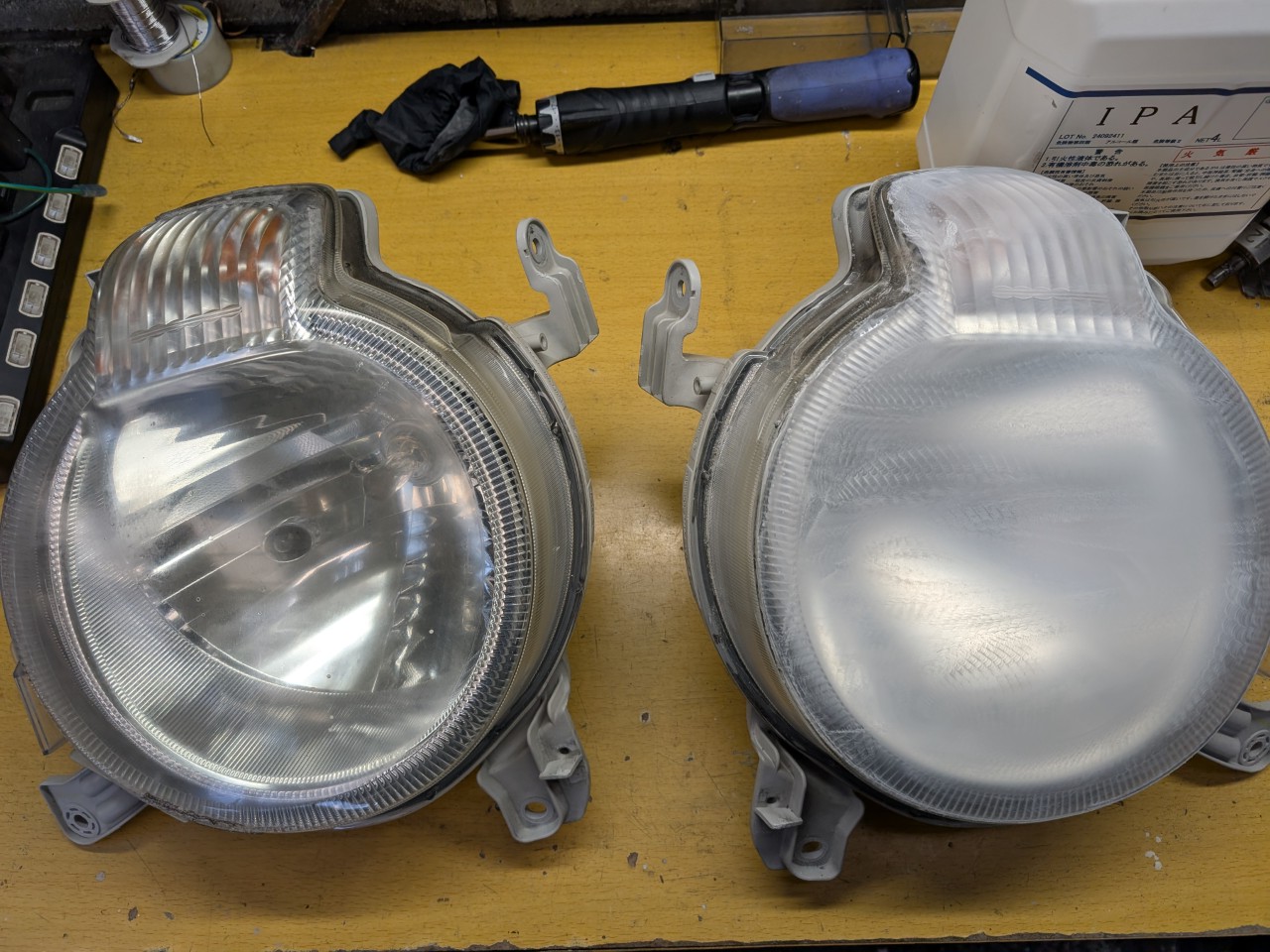 ミラココア　ヘッドライドの黄ばみとりクリア塗装